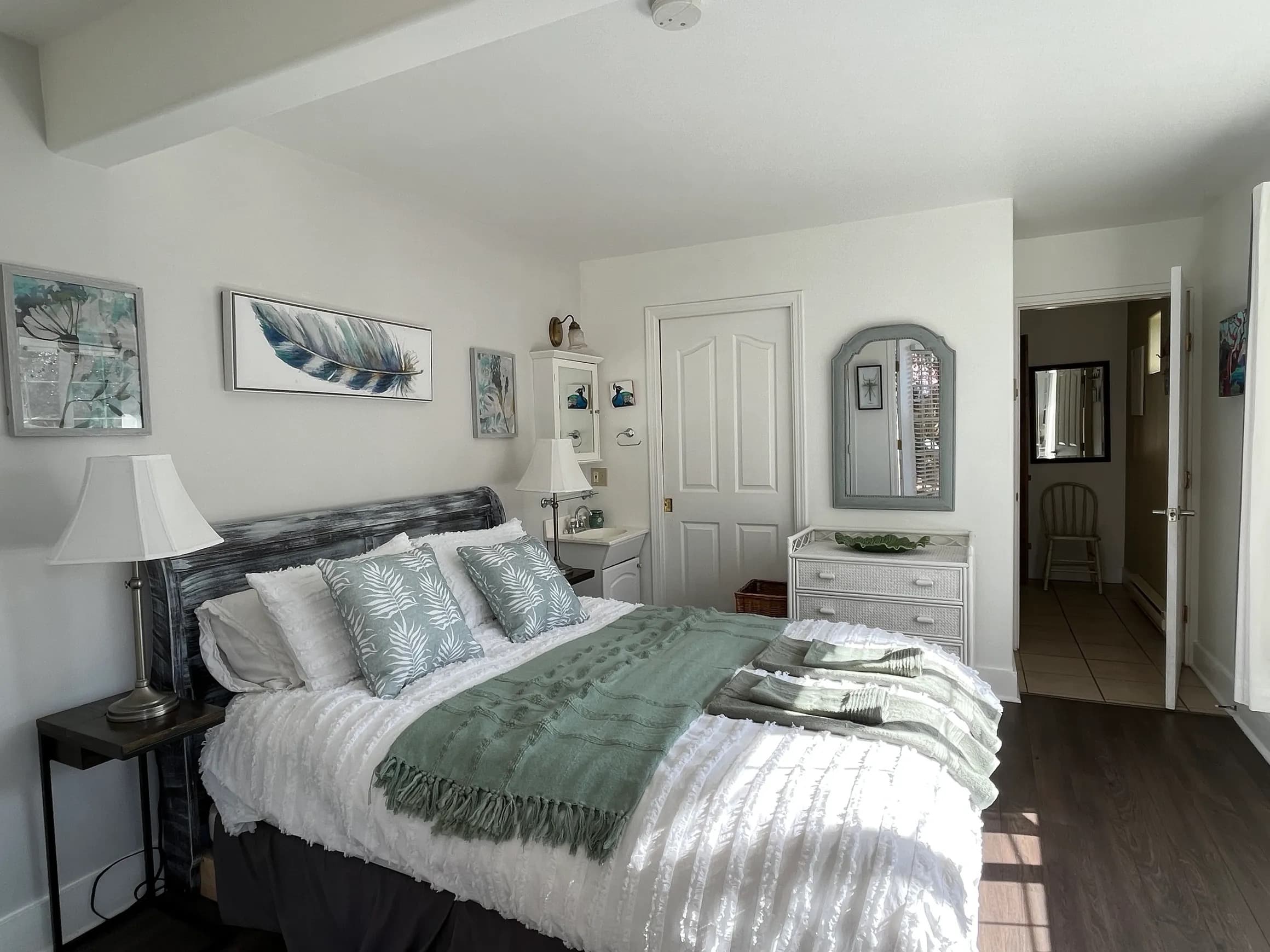 A queen bedroom at Bayview Cottage